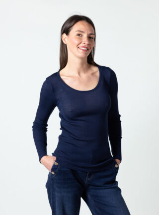 Tee-shirt manches longues femme laine mérinos et soie bleu marine par la marque MAISON SOLFIN MAISON SOLFIN - Tee-shirt manches longues femme laine mérinos et soie bleu marine