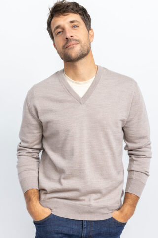 Pull homme encolure V 100% laine mérinos beige sable par la marque MAISON SOLFIN MAISON SOLFIN - Pull homme encolure V 100% laine mérinos beige sable