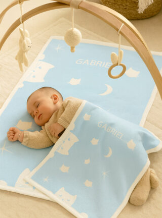 MAISON SOLFIN - Plaid bébé motif chats en laine bleu