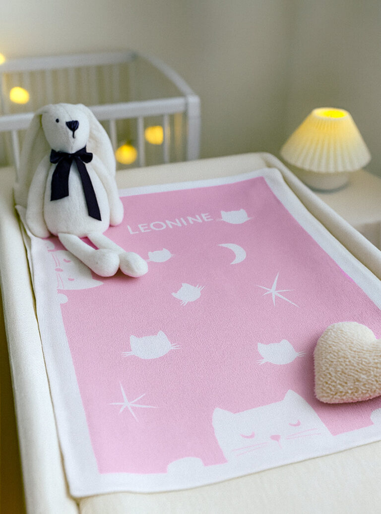 Maison Solfin - Plaid bébé motif chats en laine rose – 125/70