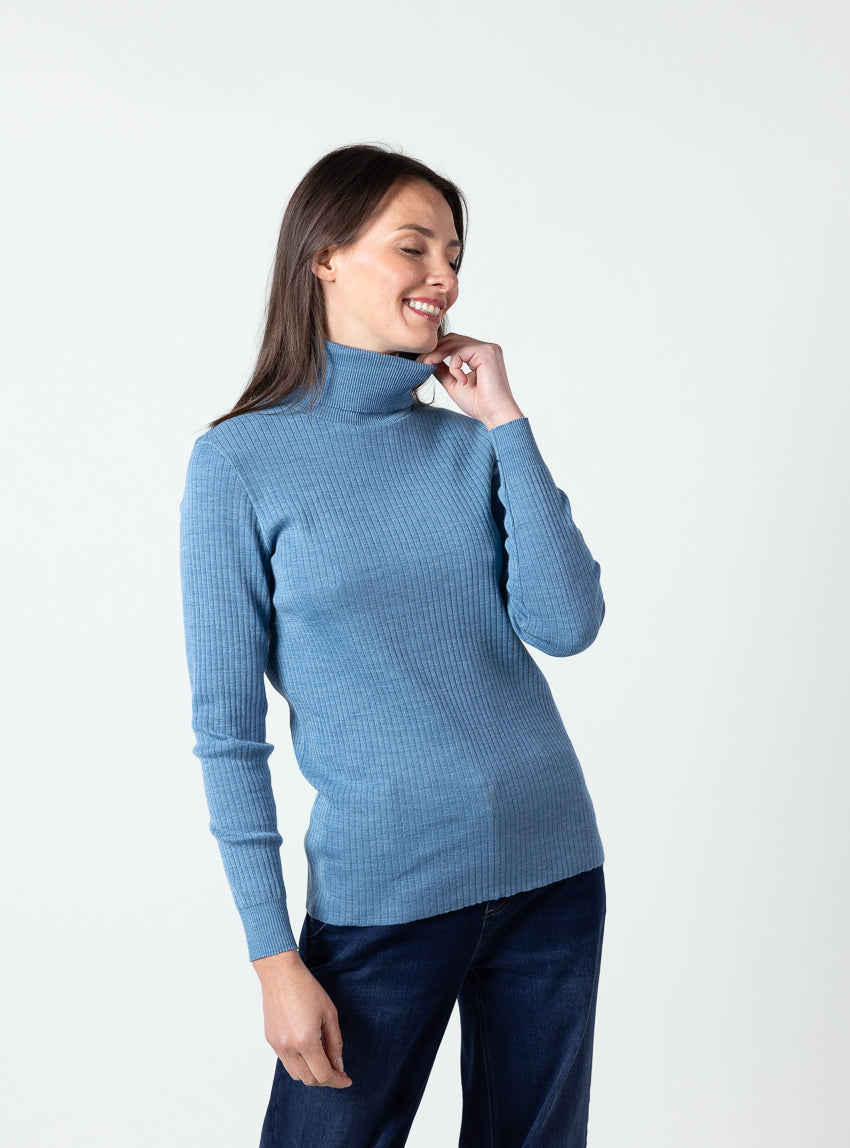 7456 bleu nordique 5 Maison Solfin - Pull femme col roulé en laine mérinos bleu nordique – 5