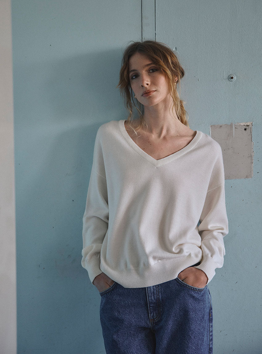 7463 NAT 97 pull aglae blanc naturel LAFRANÇAISE Mailles in France - Pull col V laine mérinos blanc Aglaé – L