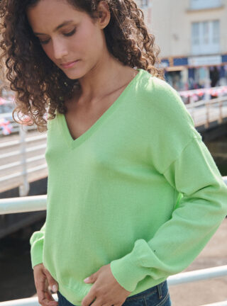 Pull col V oversize vert Aglaé par la marque MAISON SOLFIN MAISON SOLFIN - Pull col V oversize vert Aglaé