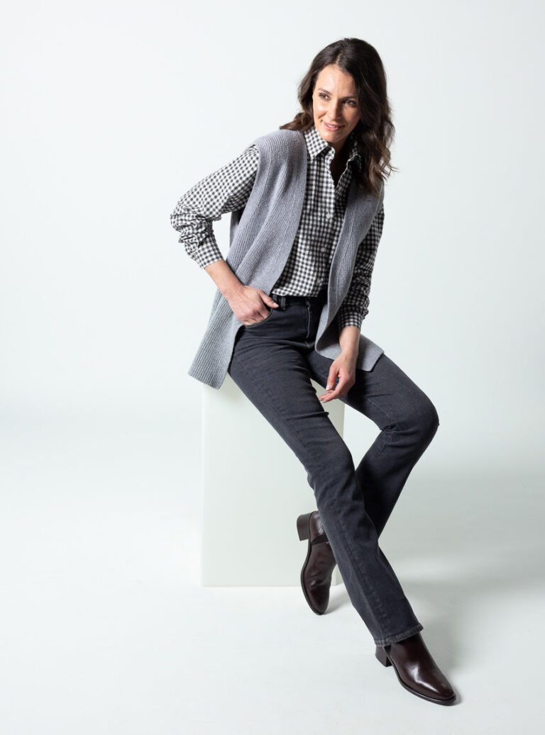 7628 carreaux noirs 7920 gris douceur 7807 gris fonce 23 03c820e8 7f30 4a2d b48c 192fd5daa680 Maison Solfin - Gilet sans manches femme en laine merinos gris douceur – 4