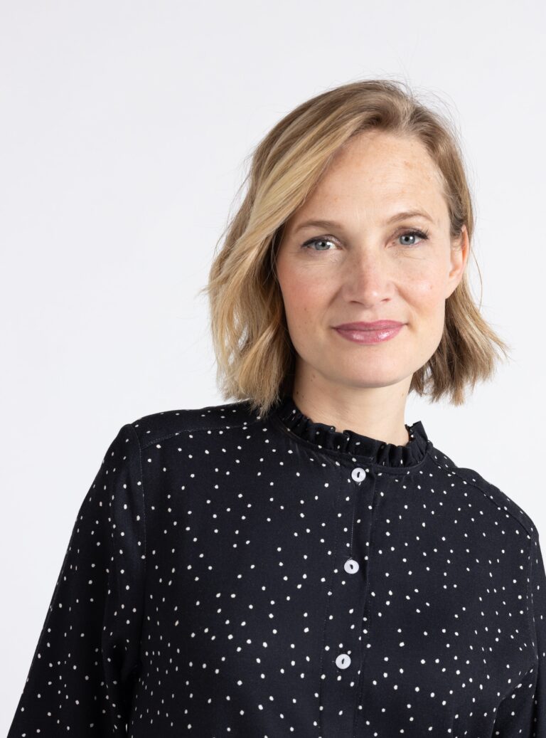 Maison Solfin - Chemisier femme noir en viscose avec volants – 52