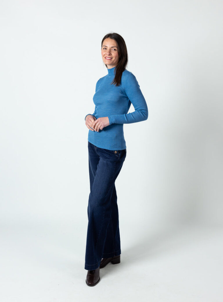 Maison Solfin - Pull femme col cheminée laine mérinos et soie bleu céramique – 5