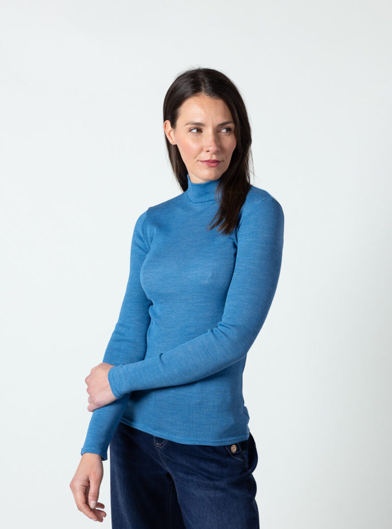 7650 bleu ceramique 4 Maison Solfin - Pull femme col cheminée laine mérinos et soie bleu céramique – 5
