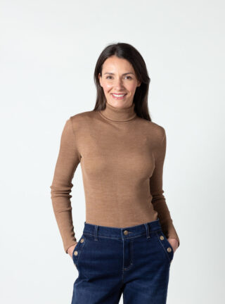 Pull chaussette femme col roulé laine mérinos et soie marron cuir par la marque MAISON SOLFIN MAISON SOLFIN - Pull chaussette femme col roulé laine mérinos et soie marron cuir