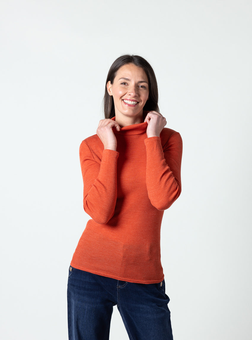 7651 orange 4 Maison Solfin - Pull chaussette femme col roulé laine mérinos et soie orange – 5