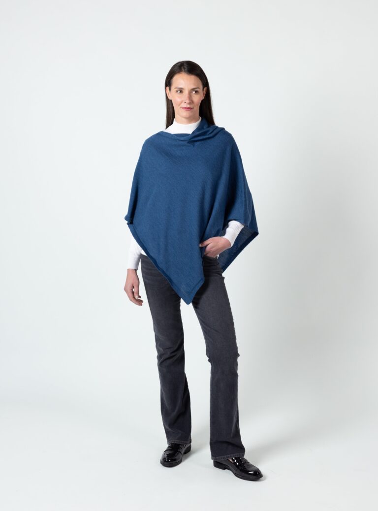 Maison Solfin - Poncho femme en laine fine mérinos bleu de Prusse – U