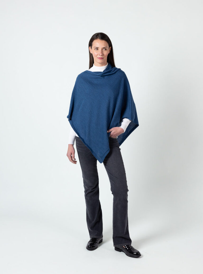 Maison Solfin - Poncho femme en laine fine mérinos bleu de Prusse – U