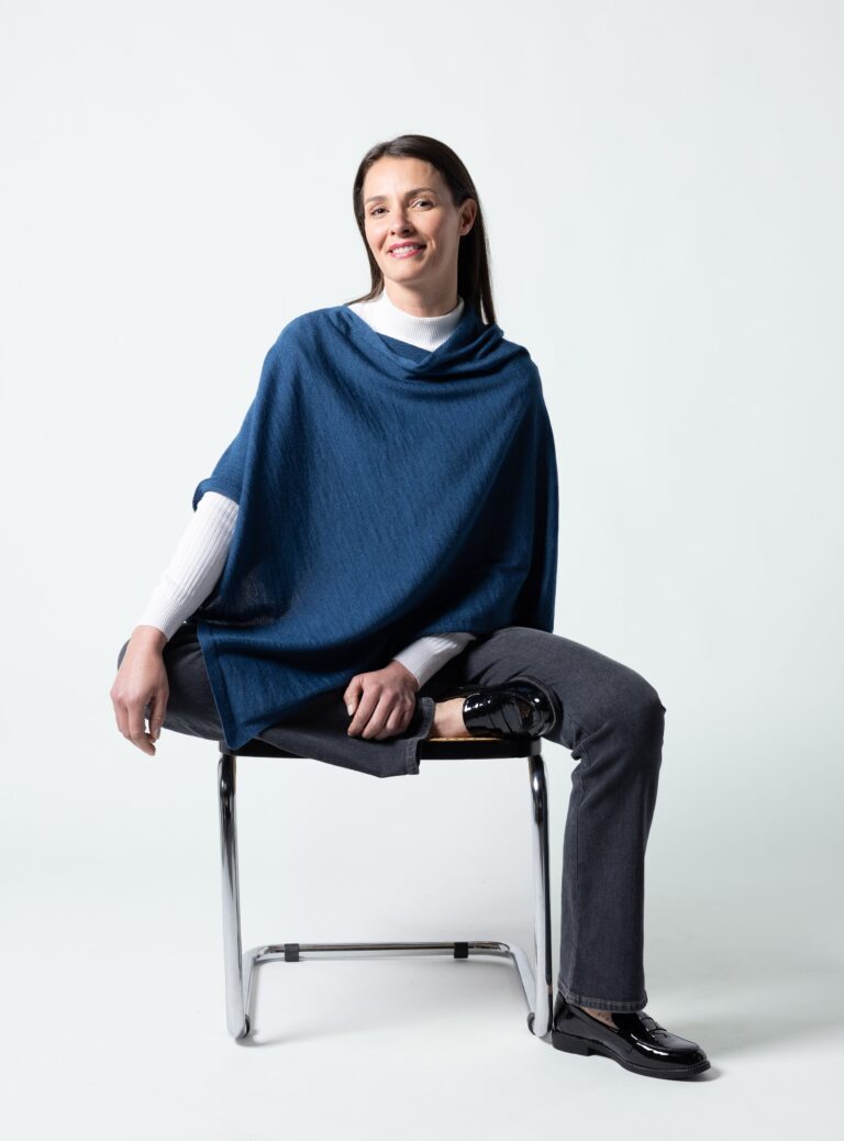7653 bleu de prusse 5 Maison Solfin - Poncho femme en laine fine mérinos bleu de Prusse – U