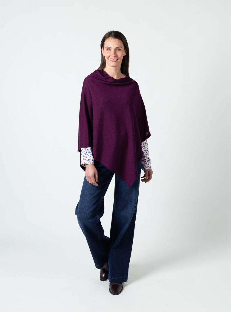 7653 violet nuit 1 Maison Solfin - Poncho femme en laine fine mérinos violet nuit – U