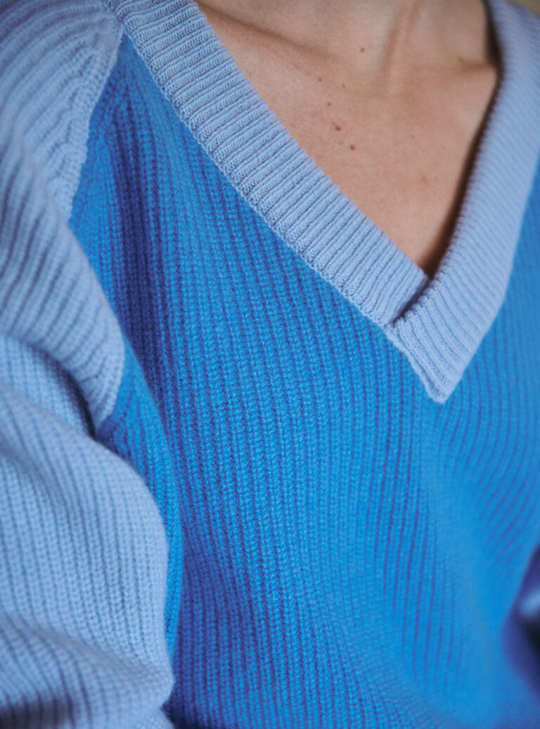 LAFRANÇAISE Mailles in France - Pull col v tricolore bleu Clémence – L