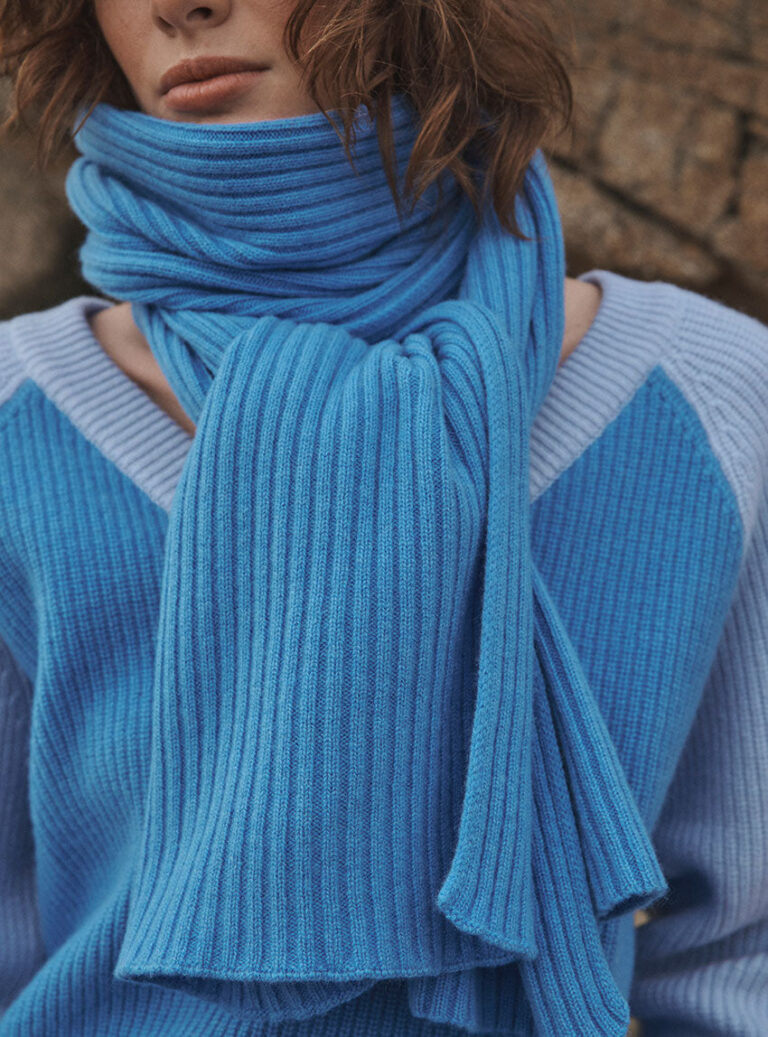 7685 BIF 1 echarpe colette bleu infini LAFRANÇAISE Mailles in France - Écharpe en laine mérinos et cachemire bleue Colette – U