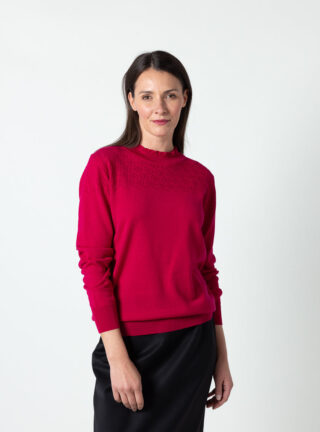 Pull femme col rond fantaisie en laine fine mérinos rose rubis par la marque MAISON SOLFIN MAISON SOLFIN - Pull femme col rond fantaisie en laine fine mérinos rose rubis