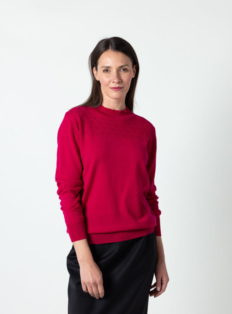 7767 rose rubis 3719 noir 4 Maison Solfin - Pull femme col rond fantaisie en laine fine mérinos rose rubis – 50