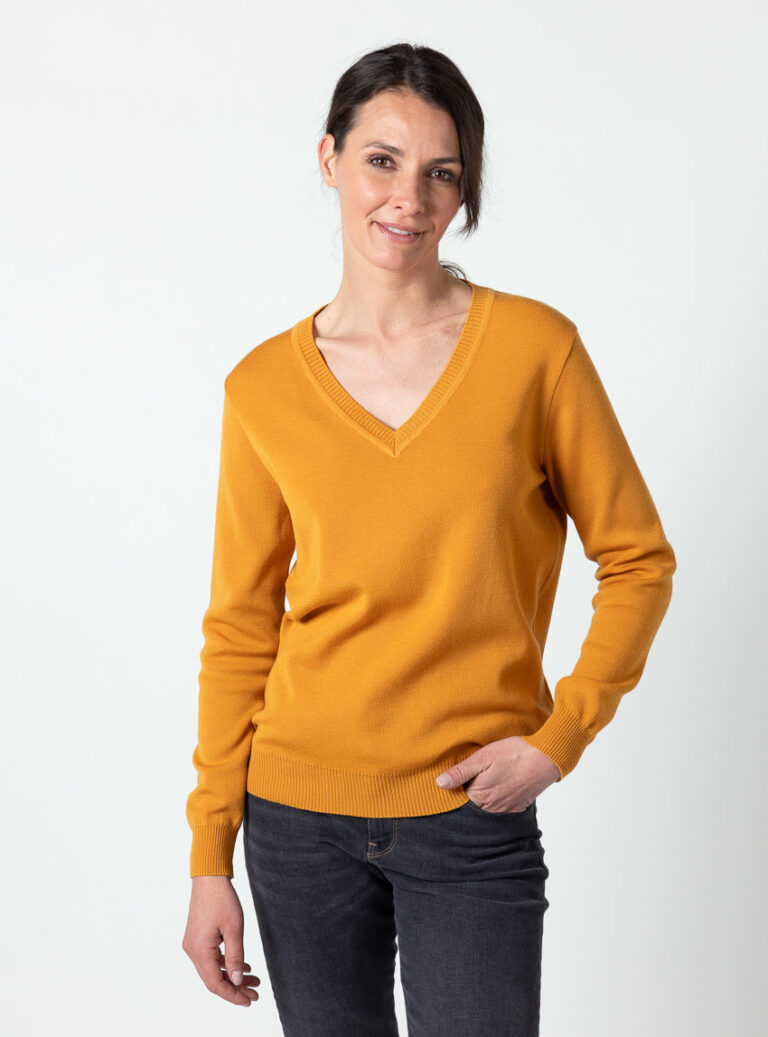 7835 jaune miel 4 Maison Solfin - Pull femme col V en laine mérinos jaune miel – 50