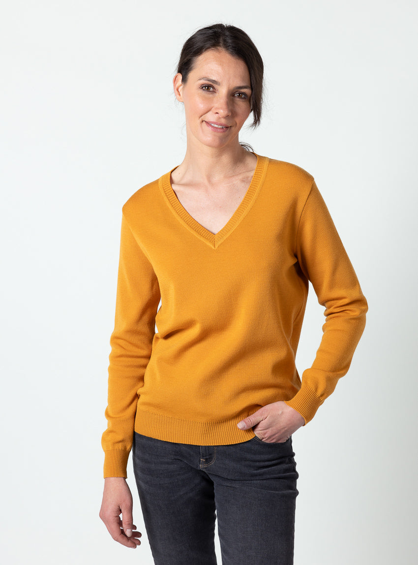 7835 jaune miel 4 Maison Solfin - Pull femme col V en laine mérinos jaune miel – 50