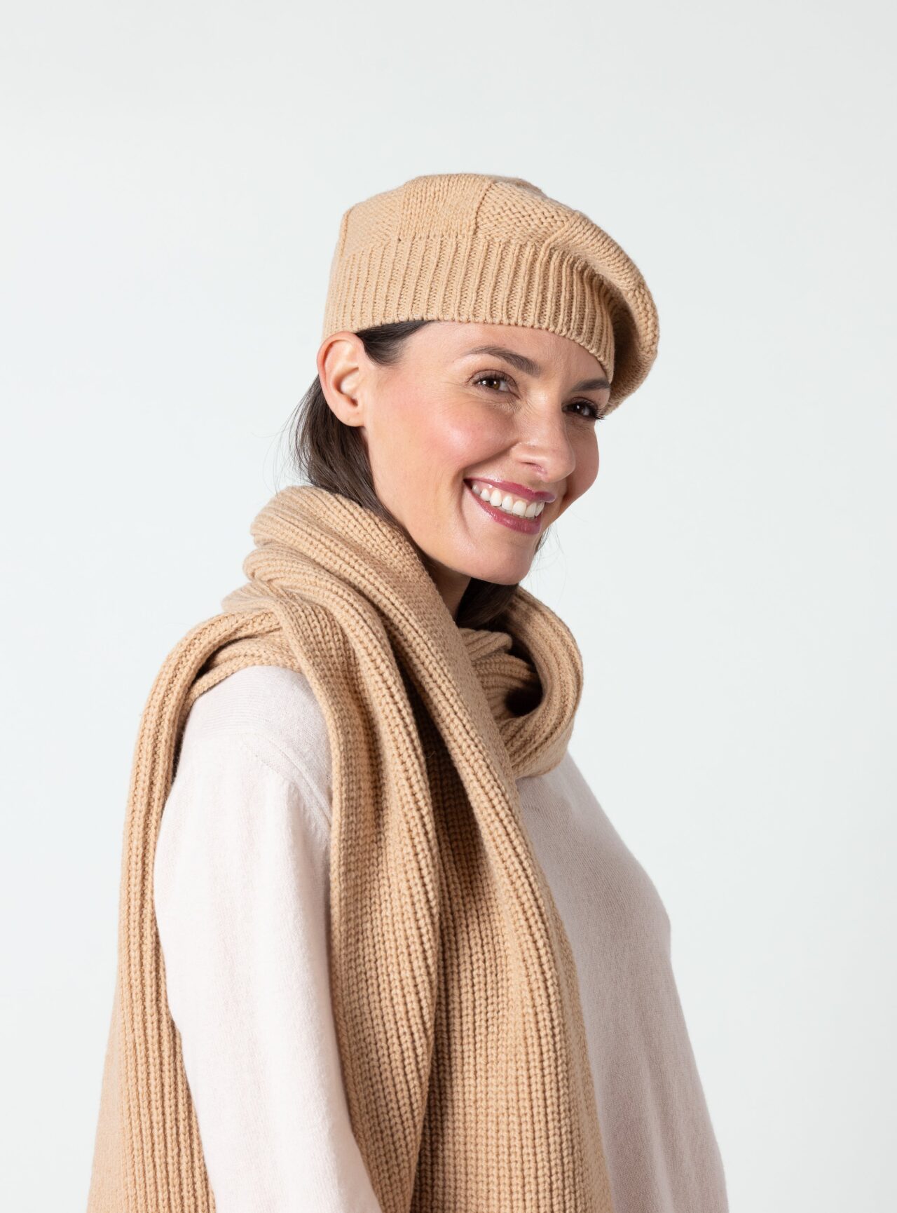 7907 blanc lait 7806 beige doux 7400 beige doux 5 Maison Solfin - Écharpe en laine fine recyclée beige doux – U