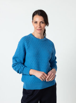 Pull femme en laine extrafine mérinos bleu céramique par la marque MAISON SOLFIN MAISON SOLFIN - Pull femme en laine extrafine mérinos bleu céramique
