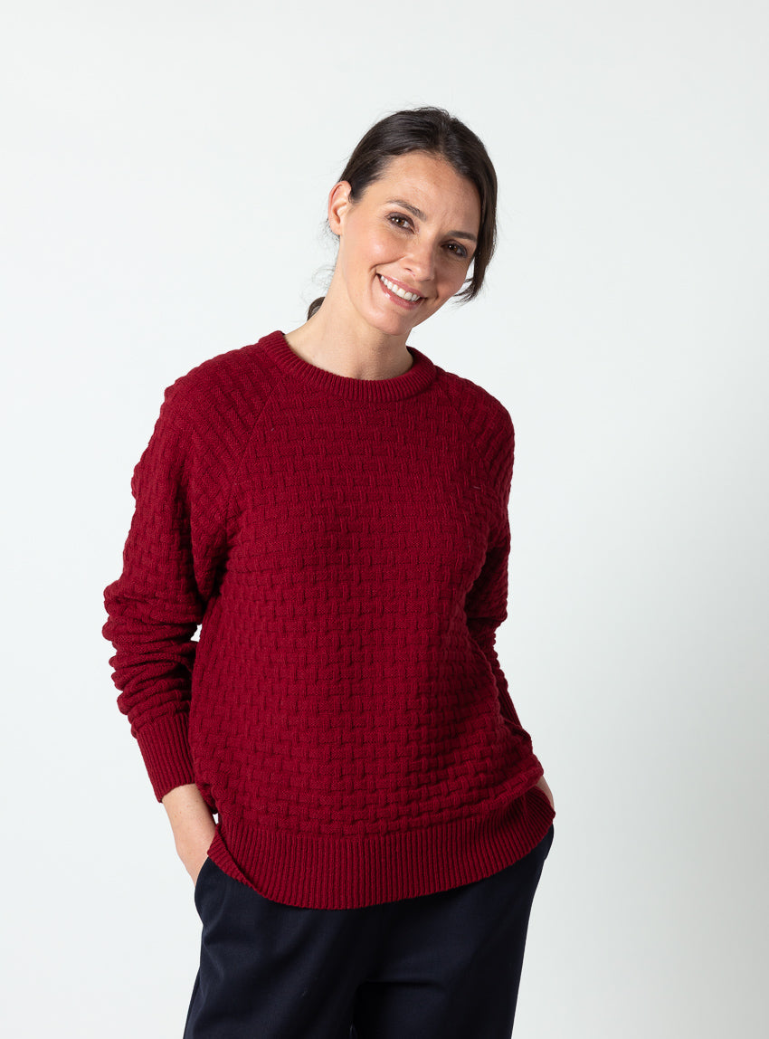 7914 rouge auburn 6 Maison Solfin - Pull femme en laine extrafine mérinos rouge auburn – 4