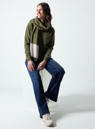 Écharpe femme bicolore vert kaki clair et crème par la marque MAISON SOLFIN MAISON SOLFIN - Écharpe femme bicolore vert kaki clair et crème