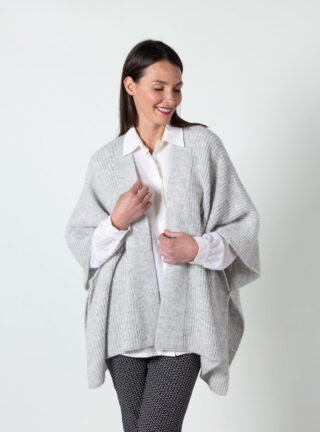 Cape femme laine merinos et alpaga gris pâle par la marque MAISON SOLFIN MAISON SOLFIN - Cape femme laine merinos et alpaga gris pâle