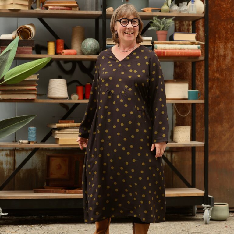 Quintessence - Robe Edmée — Viscose noire à pois mordorés – XXL