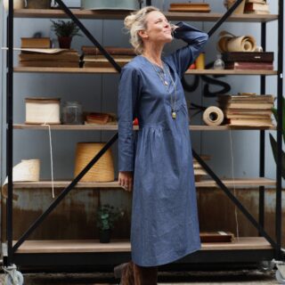 Robe Edmée — Jean de coton bleu par la marque Quintessence Quintessence - Robe Edmée — Jean de coton bleu
