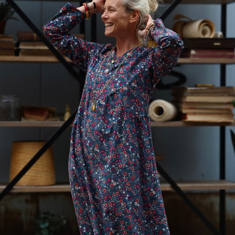 Quintessence - Robe Edmée — Velours milleraies bleu paon fleuri – XXL