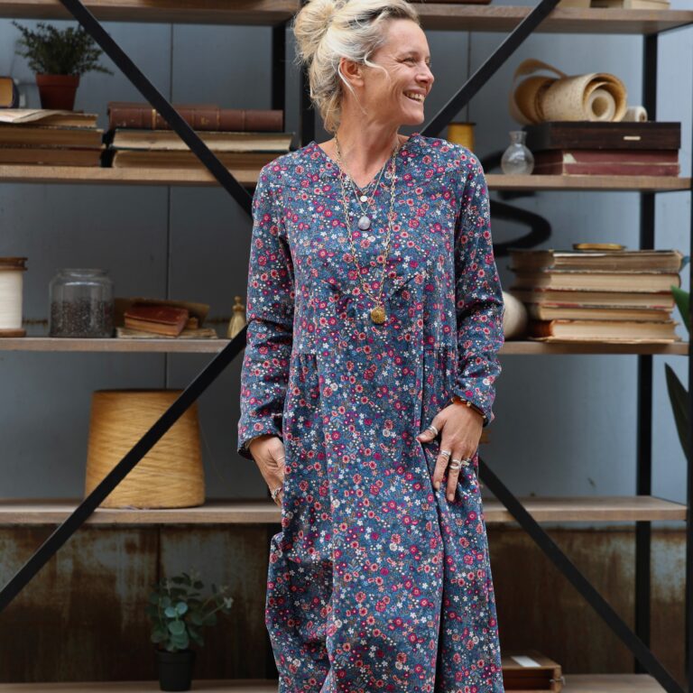 Quintessence - Robe Edmée — Velours milleraies bleu paon fleuri – XXL