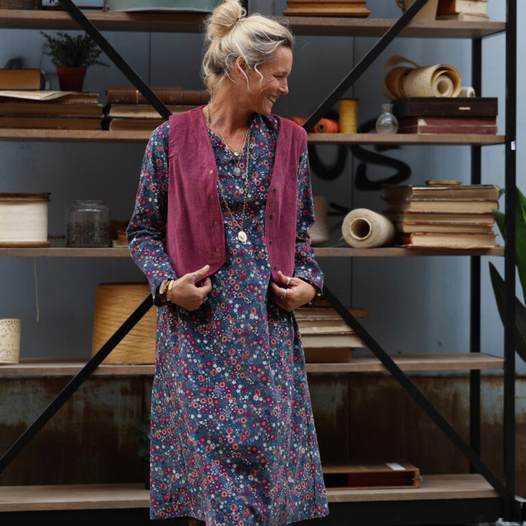 Quintessence - Robe Edmée — Velours milleraies bleu paon fleuri – XXL
