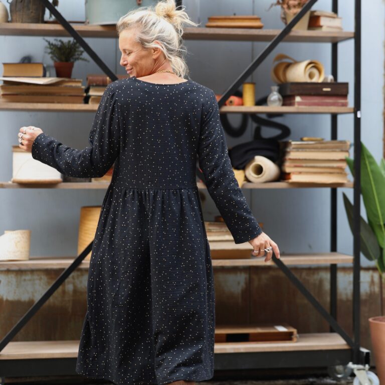 Quintessence - Robe Edmée — Double gaze de coton noir plumetis or – XXL