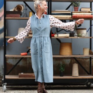 Robe Pauline — Velours milleraies bleu nuage par la marque Quintessence Quintessence - Robe Pauline — Velours milleraies bleu nuage