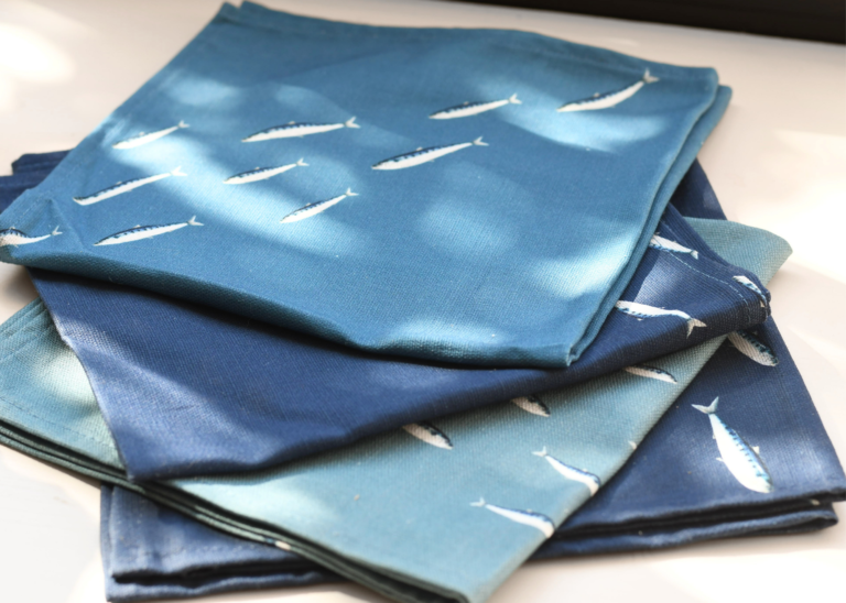 varek.illustrations - Pack de 4 serviettes de table : Le banc de Sardines