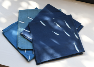 Pack de 4 serviettes de table : Le banc de Sardines par la marque Varek Illustrations Varek Illustrations - Pack de 4 serviettes de table : Le banc de Sardines