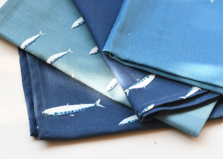varek.illustrations - Pack de 4 serviettes de table : Le banc de Sardines