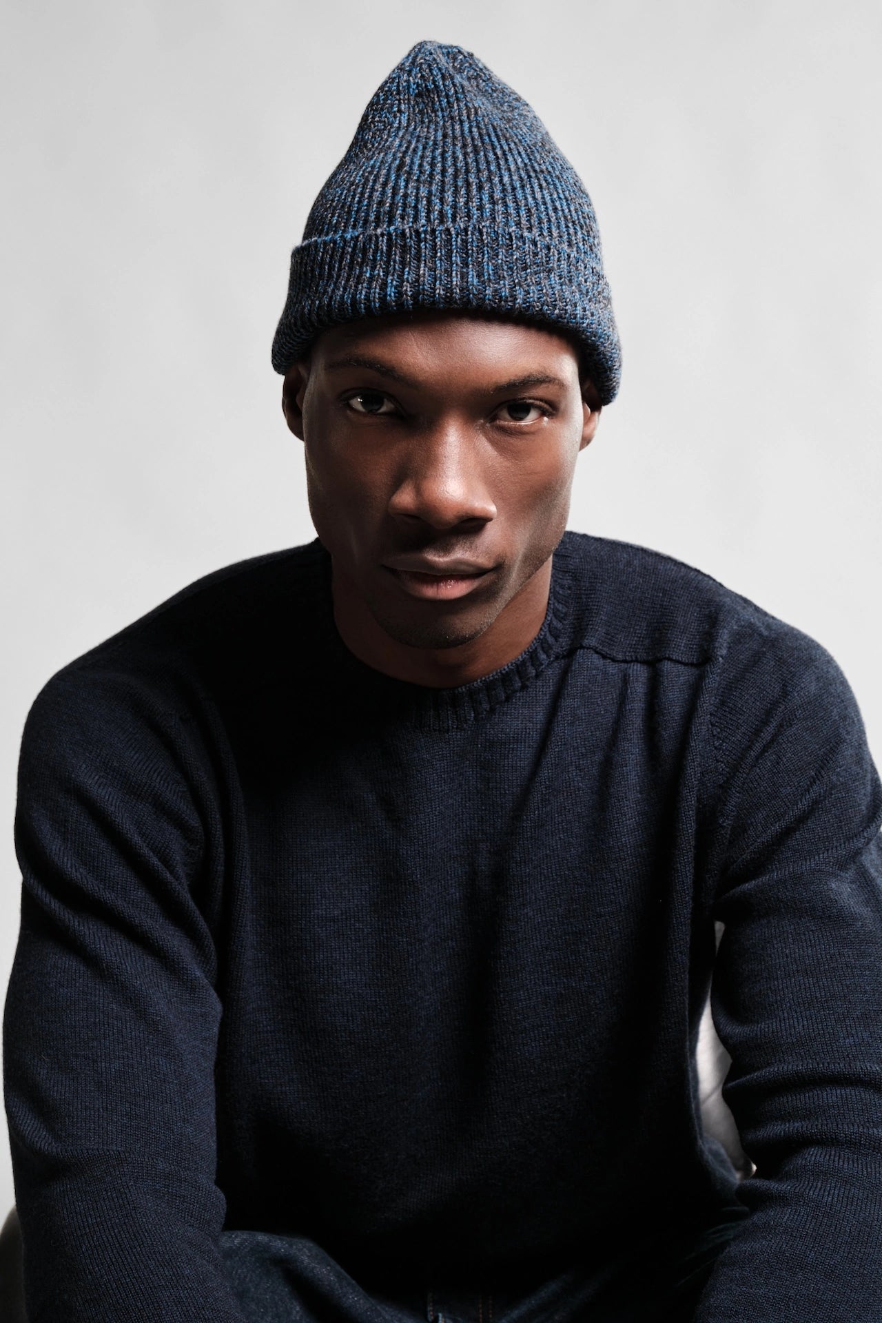 ARA BONNET CHINE BLEU ROI NOIR 1 Nitto Knitwear - Bonnet Ara Chiné - Bleu roi / Noir – Taille unique