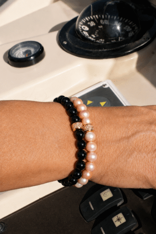 Coffret Duo de Bracelets Onyx & Perles d’eau douce Roses – Or Jaune par la marque NEIJE NEIJE - Coffret Duo de Bracelets Onyx & Perles d’eau douce Roses – Or Jaune