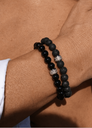 Coffret Duo de Bracelets Onyx & Pierre de Lave – Or Blanc par la marque NEIJE NEIJE - Coffret Duo de Bracelets Onyx & Pierre de Lave – Or Blanc