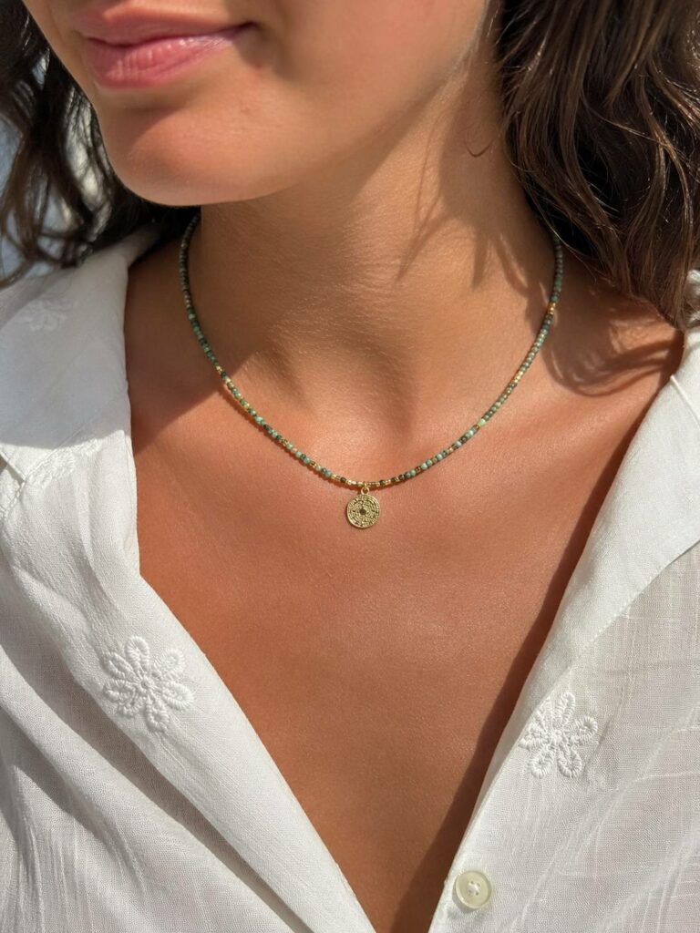 Collier Tulum porte 768x1024 1 Maison Mallow - Collier Tulum - turquoise africaine et hématite