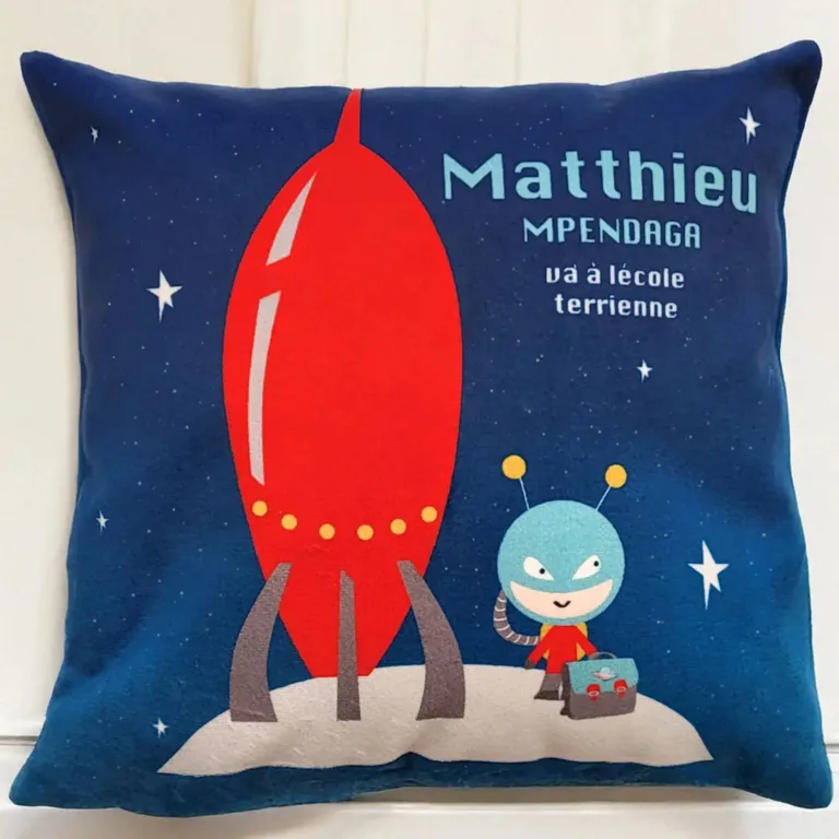 Atelier Baby’Sphère - Coussin du voyageur de l'espace allant à l'école terrienne