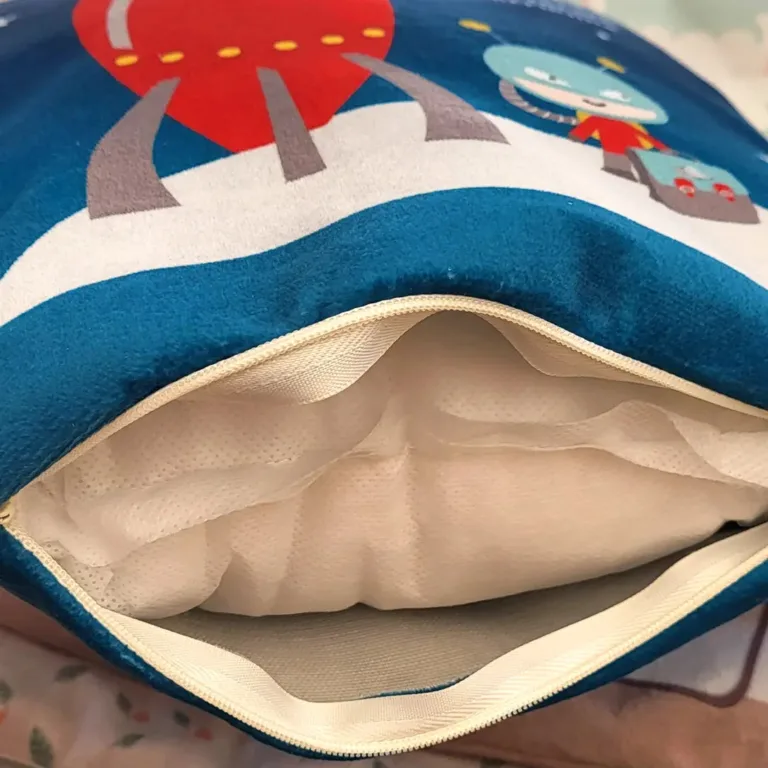 Atelier Baby’Sphère - Coussin du voyageur de l'espace allant à l'école terrienne