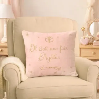 Coussin personnalisé “Il était une fois…” – Velours rose & broderie dorée princesse par la marque L’Atelier BABY’SPHERE L’Atelier BABY’SPHERE - Coussin personnalisé “Il était une fois…” – Velours rose & broderie dorée princesse