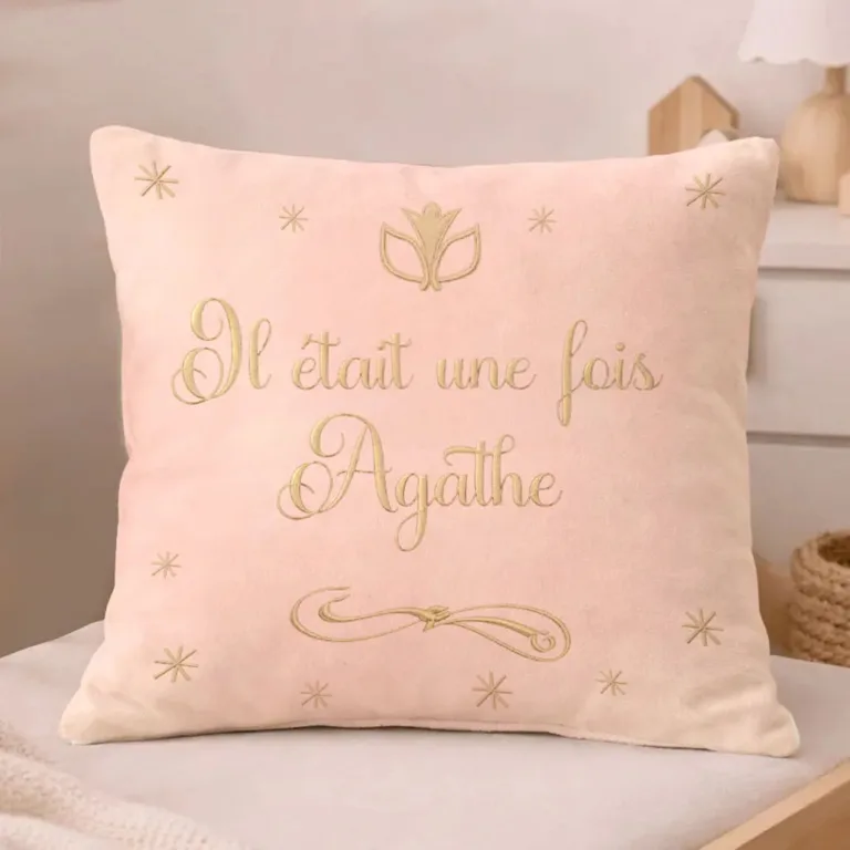 Atelier Baby’Sphère - Coussin personnalisé “Il était une fois…” – Velours rose & broderie dorée princesse