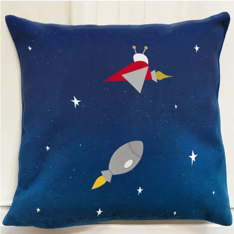 Atelier Baby’Sphère - Coussin du voyageur de l'espace allant à l'école terrienne