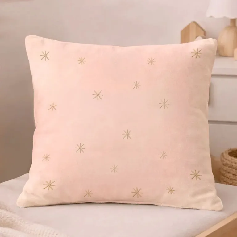 Atelier Baby’Sphère - Coussin personnalisé “Il était une fois…” – Velours rose & broderie dorée princesse