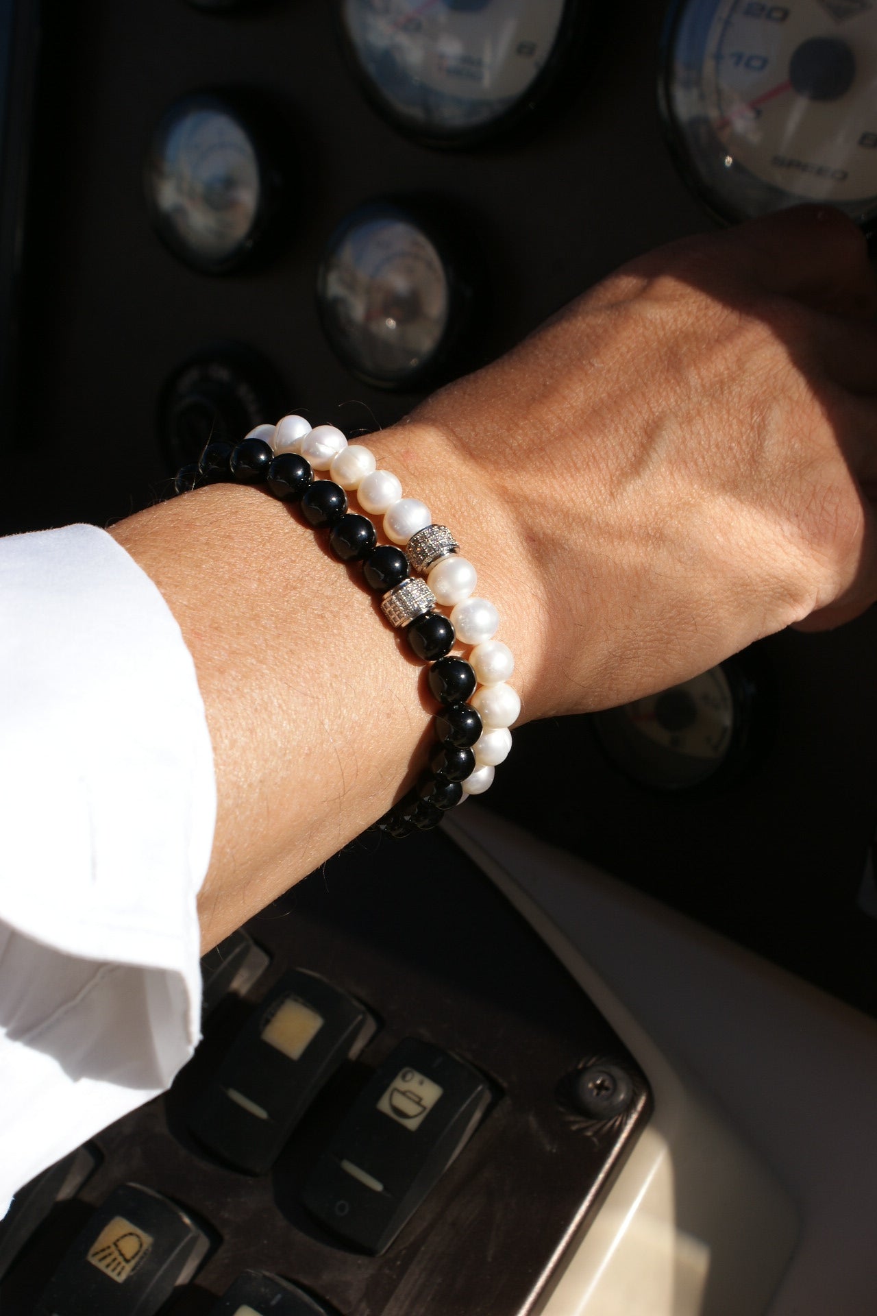 NEIJE - Coffret Duo de Bracelets Onyx & Perles d'eau douce - Or Blanc – XL (poignet de 19 à 21 cm)