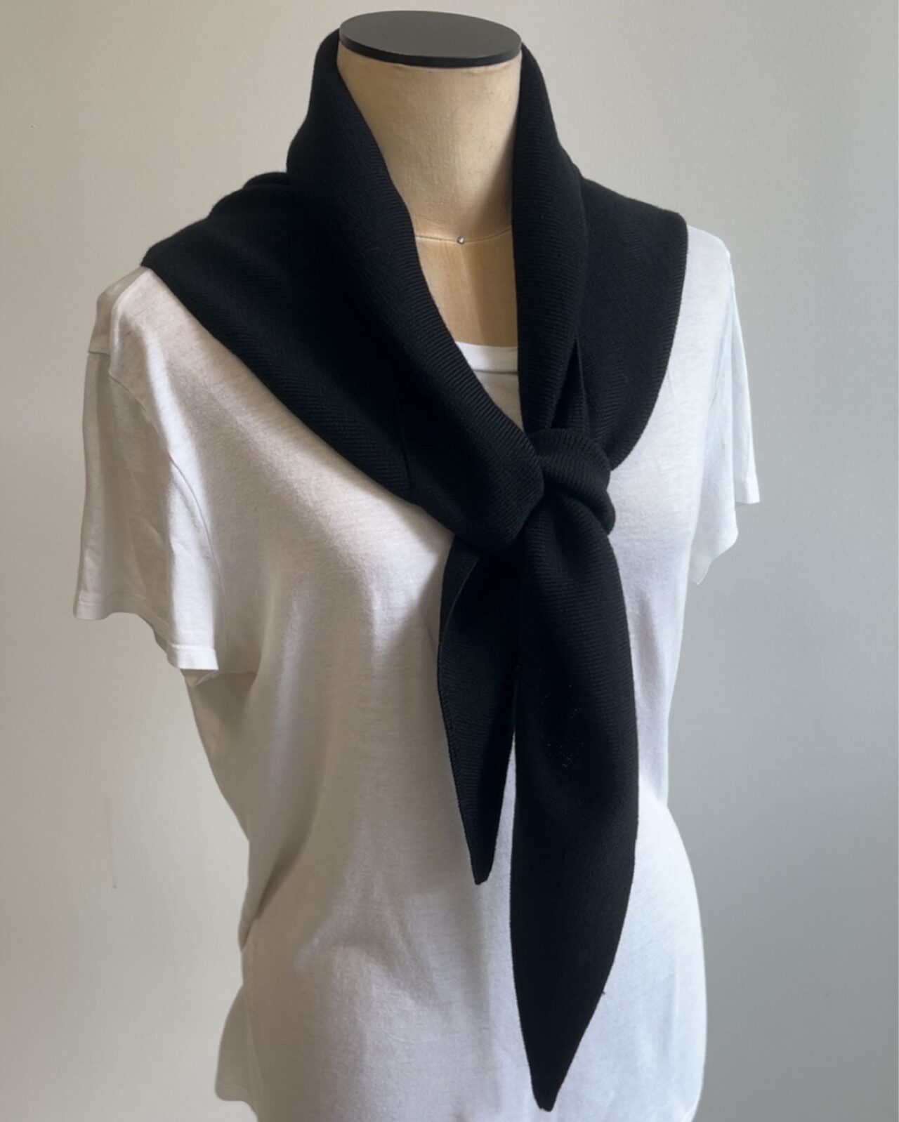 ENZA FOULARD NOIR 1 Tricots Jean Marc - Écharpe Triangle Enza - Noir – Taille Unique